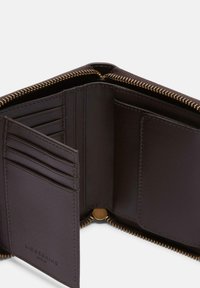 Portafoglio in pelle marrone con chiusura a zip, dotato di scomparti per carte, tasca per monete e logo del marchio impresso all'interno. Accessori in metallo dorato.