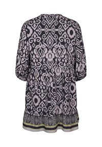 Mörk mösterblus med rund halsringning, trekvartslånga ärmar och en utsvängd nederkant som har intrikata mönster i ljusa och mörka nyanser.