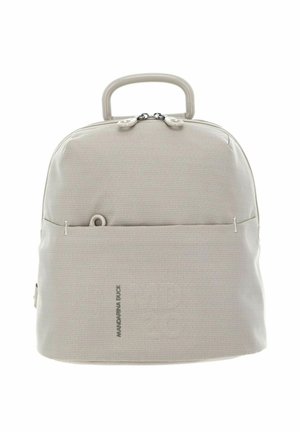 Zaino grigio chiaro a forma arrotondata, con maniglia superiore, chiusura a zip e tasca frontale. Realizzato in tessuto testurizzato con branding minimale.