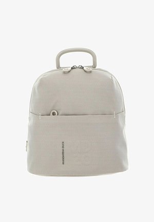 Zaino grigio chiaro a forma arrotondata, con maniglia superiore, chiusura a zip e tasca frontale. Realizzato in tessuto testurizzato con branding minimale.