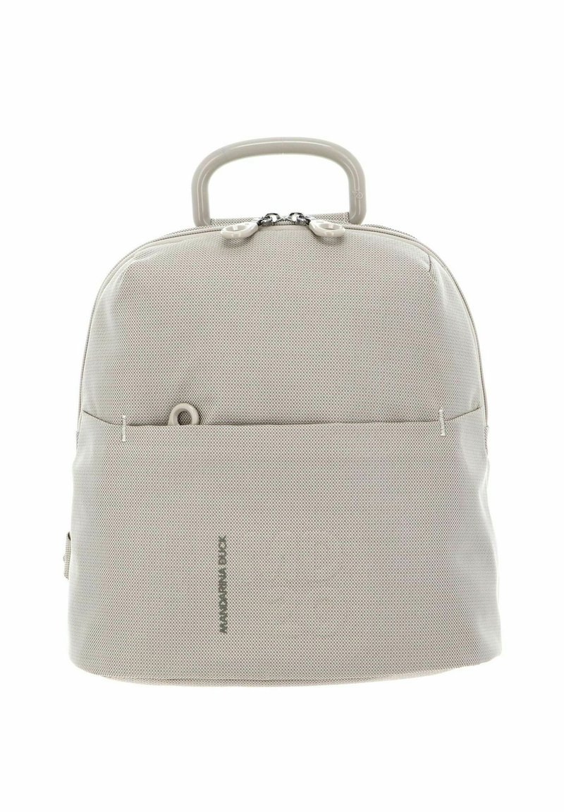 Zaino grigio chiaro a forma arrotondata, con maniglia superiore, chiusura a zip e tasca frontale. Realizzato in tessuto testurizzato con branding minimale.