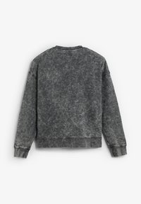 Grijze, gestructureerde sweatshirt met een ronde hals en lange mouwen. Kenmerkt zich door een subtiele versleten afwerking en decoratieve stiksels op de rug.