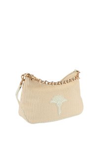 Borsa a mano intrecciata beige con una finitura testurizzata, caratterizzata da un design floreale in rilievo e una tracolla in oro per un tocco in più.