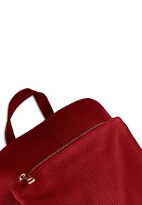 Rode leren rugzak met een textuurafwerking, voorzien van een bovenste ritsafsluiting en een klein voorvak. Dubbele draagriemen aan de bovenkant.