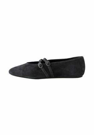 Schwarzer Wildlederschuh mit flacher Sohle und spitzer Zehenform, ausgestattet mit zwei schmalen Riemen und Schnallen an der Vorderseite. Glatte Textur und minimalistisches Design.