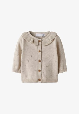 Cardigan beige per neonati in maglia con collo arricciato, maniche lunghe, bottoni a forma di fiore sul davanti e piccoli motivi a losanga traforati.