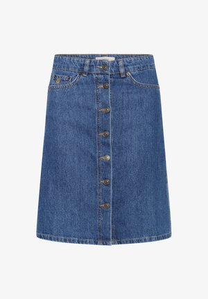 Falda de mezclilla azul con cierre frontal de botones, que presenta siete botones metálicos, un corte recto y costuras de contraste a lo largo de las costuras.