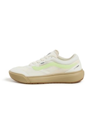 Baskets Vans blanches avec un dessus en mesh, accents vert clair et semelle en caoutchouc. Présentent un design à lacets et des motifs texturés sur la semelle extérieure.