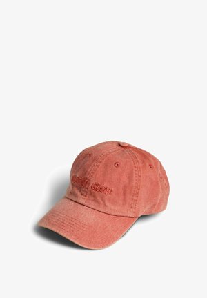 Cappellino da baseball rosso lavato con "DESERT GLOW" ricamato sul davanti, mostrato su sfondo bianco.