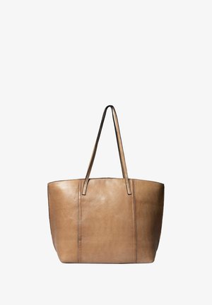 Tanfarvet lædertaske med en struktureret form, der har to lange håndtag og diskrete syningsdetaljer. Glat tekstur, minimalistisk design.