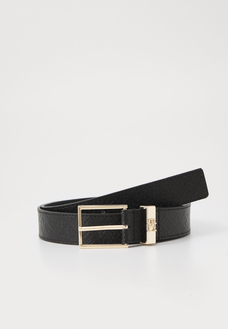 Ceinture en cuir noir avec une finition texturée, dotée d'une boucle dorée à double ardillon et d'une extrémité effilée élégante.
