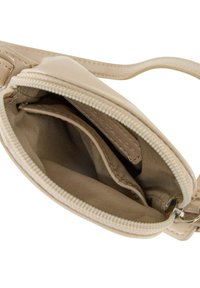 Bolso de mano de charol beige con cierre de cremallera, que presenta un interior de tela beige y dos compartimentos para una mejor organización.