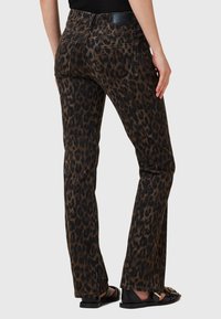 AllSaints HALDAN  - Jeans Bootcut - leppo brown