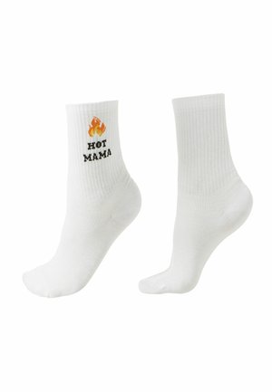 Par de calcetines blancos tipo tripulación, uno con un gráfico de llama y texto "HOT MAMA" en el tobillo, el otro completamente blanco.