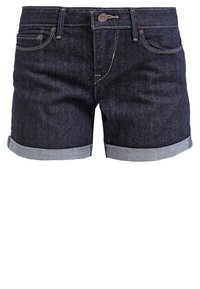 Pantalones cortos de mezclilla azul oscuro con dobladillos enrollados, botón frontal, cremallera y diseño de cinco bolsillos.