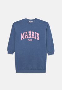 Modra začetna obleka s dolgimi rokavi, ki vsebuje bold roza napise "LE MARAIS PARIS" čez prsni del. Mehka tkanina, rebrasti manšeti in rob.