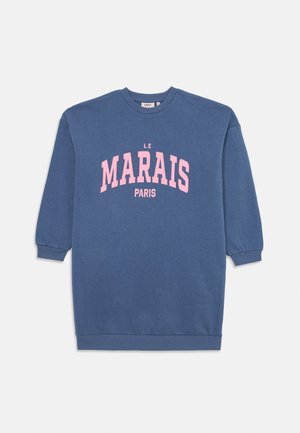 Blå sweatshirtklänning med långa ärmar, med fet rosa text "LE MARAIS PARIS" över bröstet. Mjuk tyg, ribbade ärmslut och fåll.