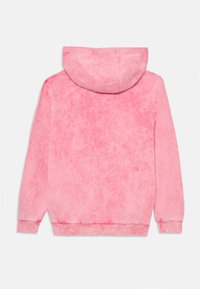 Sweatshirt capuz rosa com um tecido suave e texturado, punhos e cordão canelados, com um acabamento ligeiramente desbotado para um aspeto vintage.