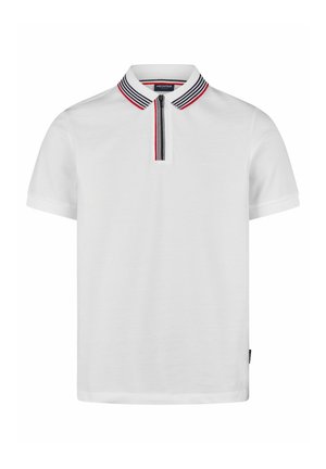 Weißes Poloshirt mit kurzen Ärmeln, das mit einem gestreiften Kragen in Rot, Schwarz und Weiß ausgestattet ist. Dezentes Logo-Detail über dem Saum.