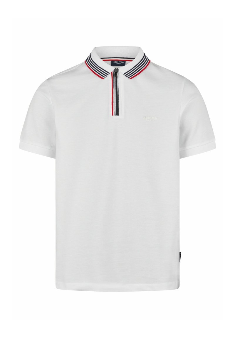 Polo blanc à manches courtes, avec un col rayé en rouge, noir et blanc. Détail de logo discret au-dessus de l'ourlet.