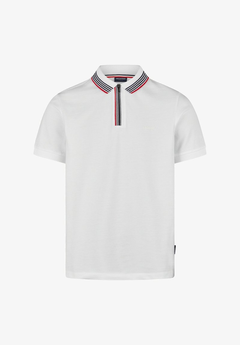 Polo blanc à manches courtes, avec un col rayé en rouge, noir et blanc. Détail de logo discret au-dessus de l'ourlet.