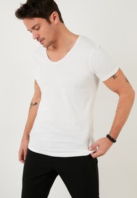 Buratti V-NECK  - Jednoduché tričko - ecru