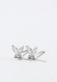 Pendientes de botón en forma de mariposa en plata con cristales transparentes en corte marquesa y piedras de acento redondas, montados sobre una base pulida.