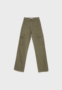 Pantalon cargo vert olive avec une coupe droite, doté de deux grandes poches latérales et d'une fermeture à bouton à la taille. Fabriqué en tissu de coton.