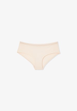 Beige katoenen slip met een gladde textuur, voorzien van geschulpte randen langs de tailleband en een eenvoudig, naadloos ontwerp.