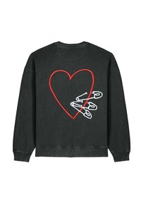Sudadera negra con un escote redondeado, que presenta un gran corazón bordado en rojo y tres imperdibles blancos en el lado derecho.