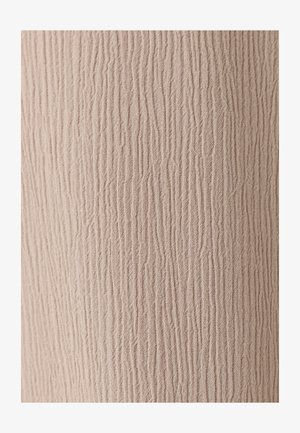 Tela beige claro con una textura fina y arrugada vertical que crea líneas onduladas sutiles a lo largo de la superficie.