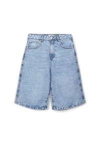 Shorts in denim alta vita di colore blu chiaro, con bottone frontale, zip, passanti per cintura e design a cinque tasche, su sfondo bianco.