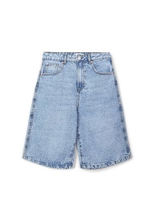 Helle blaue, hoch taillierte Jeansshorts mit Frontknopf, Reißverschluss, Gürtelschlaufen und einem Fünf-Taschen-Design auf einem weißen Hintergrund.