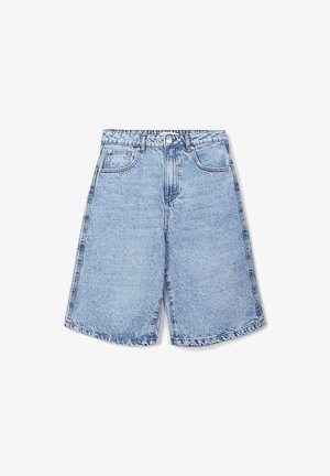 Helle blaue, hoch taillierte Jeansshorts mit Frontknopf, Reißverschluss, Gürtelschlaufen und einem Fünf-Taschen-Design auf einem weißen Hintergrund.