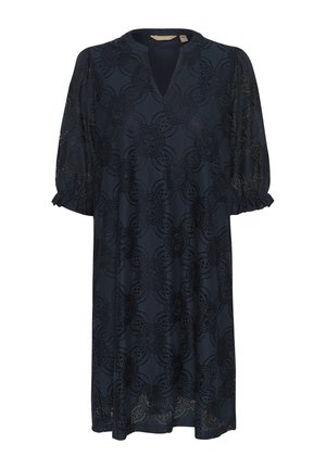 Temno modra čipkasta obleka z V-izrezom, napihnjenimi rokavi in cvetličnim vzorcem. Ima ohlapen kroj in rahlo valovite robove rokavov.