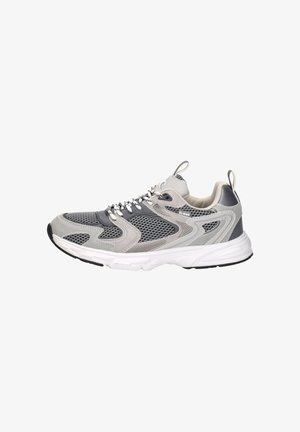 Baskets de sport en mesh gris et blanc avec des lacets noirs et blancs à motifs, des languettes de tirage sur la languette et le talon, et une semelle blanche épaisse.