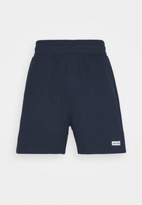 Pantalones cortos casuales de color azul marino con cintura elástica y pequeña etiqueta blanca de la marca en la parte inferior de la pierna izquierda.