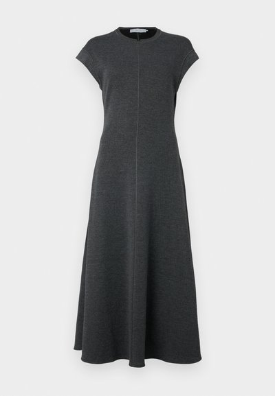 Γκρίζα μεσοφόρα φορεσιά με στρογγυλή λαιμόκοψη, κοντά μανίκια και πλήρη φούστα A-line. Φτιαγμένη από μαλακό, υφασμάτινο ύφασμα με λεπτομέρεια κεντρικής ραφής.