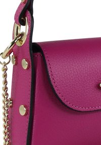 Magenta leren handtas met een gestructureerde afwerking, gouden hardware, kettingband en een klep sluiting. Gladde randen en decoratieve studs.