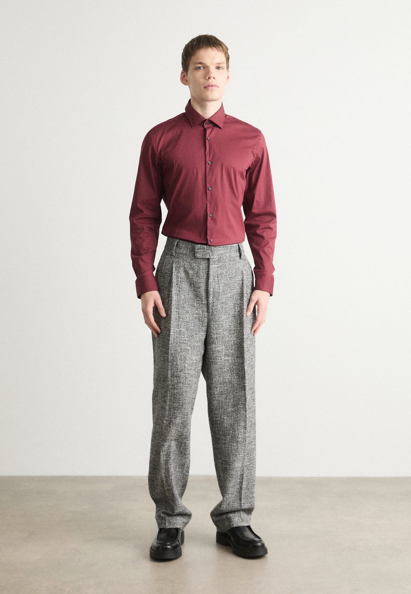 HUGO KENNO - Formalna srajca - dark pink