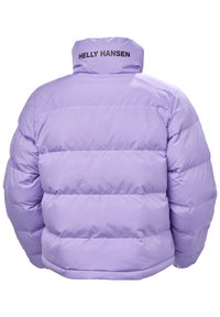 Veste matelassée lavande avec un design en piqué, col montant et logo "Helly Hansen" noir à l'arrière. Texture lisse et brillante.