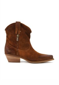 Stivali da cowboy in suede marrone con punta leggermente affusolata, cerniera laterale e tacco in legno impilato. La parte superiore presenta un design ondulato.