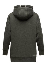Sudadera con capucha de color gris oscuro, hecha de un tejido suave. Cuenta con una gran capucha, mangas largas y un dobladillo frontal con un detalle de texto blanco.