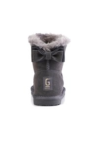 Stivali alla caviglia in suede grigio con un morbido rivestimento in pelliccia grigia, caratterizzati da un fiocco decorativo sul retro e una suola testurizzata per una buona aderenza.