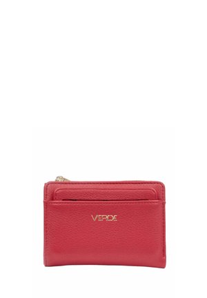 Portafoglio in pelle rossa con logo dorato "VERDE", slot per carte frontale e vano superiore con cerniera.