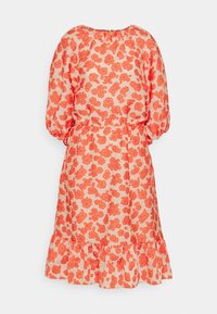 Kukallinen mekko vaalean persikan värissä oranssilla kukalla. Ominaisuuksiin kuuluu puffihihat, elastinen vyötärö ja röyhelöhelma. Kevyt kangas.