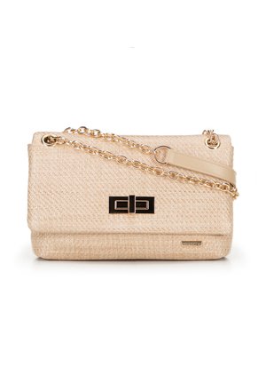 Borsa a tracolla di materiale intrecciato beige con una chiusura nera, tracolla in catena dorata e un accento in pelle. Presenta una superficie texturizzata e una forma rettangolare.