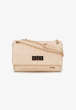 Borsa a tracolla di materiale intrecciato beige con una chiusura nera, tracolla in catena dorata e un accento in pelle. Presenta una superficie texturizzata e una forma rettangolare.