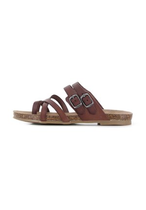 Sandalias de cuero marrón con dos hebillas ajustables, múltiples tiras estrechas y una plantilla de corcho texturizado, con una suela plana de goma.