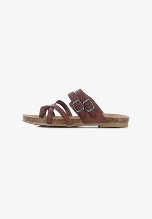 Sandalias de cuero marrón con dos hebillas ajustables, múltiples tiras estrechas y una plantilla de corcho texturizado, con una suela plana de goma.